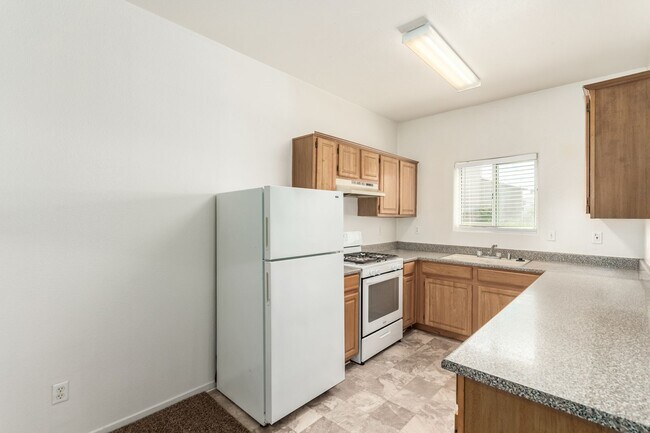Building Photo - HCVP considered!  SAHARA & SLOAN AREA/ GAT...