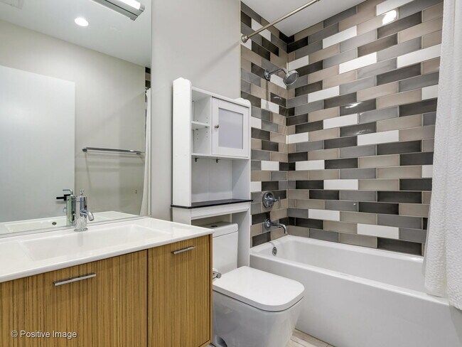 Building Photo - 824 W Castlewood Terrace