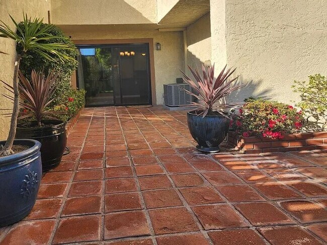 Building Photo - 8396 Sunbeam Cir