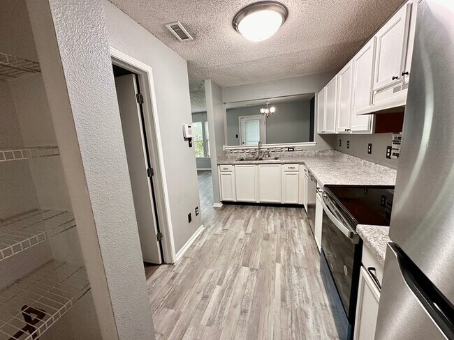 Building Photo - Perry Township 3 bedroom 2.5 bathroom