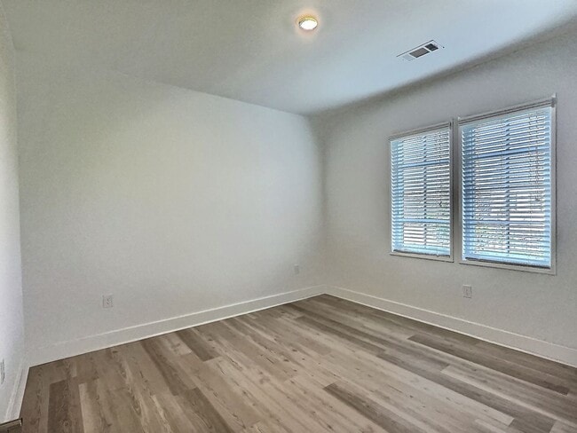 Building Photo - 3 Bed, 2 Bath Flat for Rent in Highly Desirable Hampstead!!!