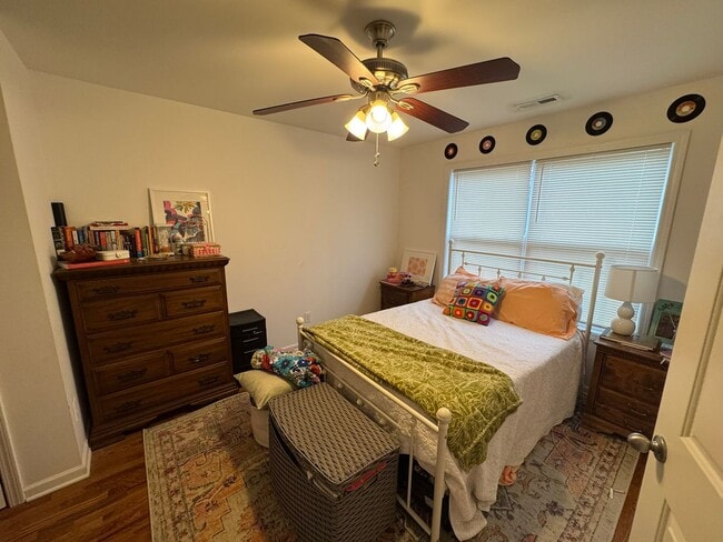 Building Photo - 4 Bedroom Downtown Beauty!