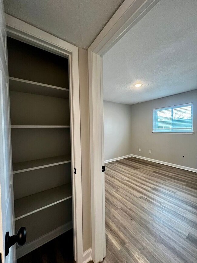 Building Photo - Renovated 2bd/1ba Near University of Memphis!