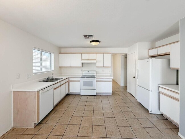 Building Photo - 15724 W Smokey Dr