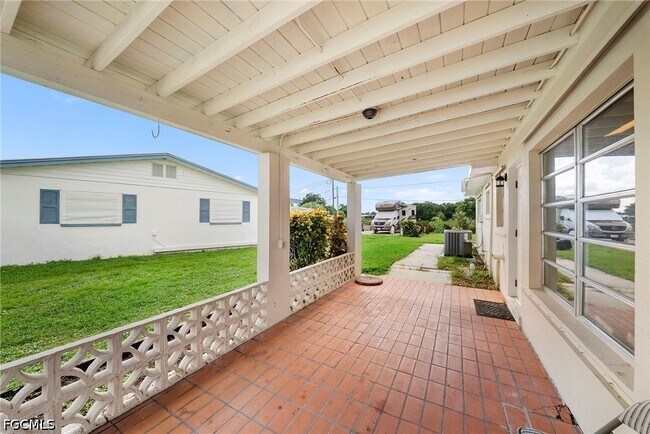 Building Photo - 275 Lakeview Dr