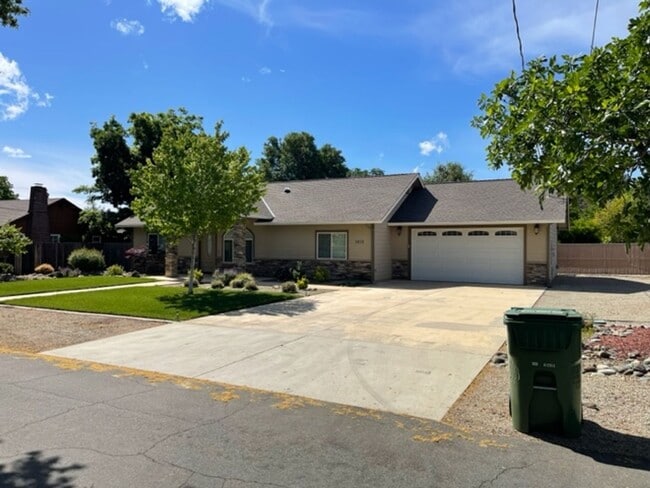 Building Photo - 3 Bedroom Home in Mistletoe Neighborhood