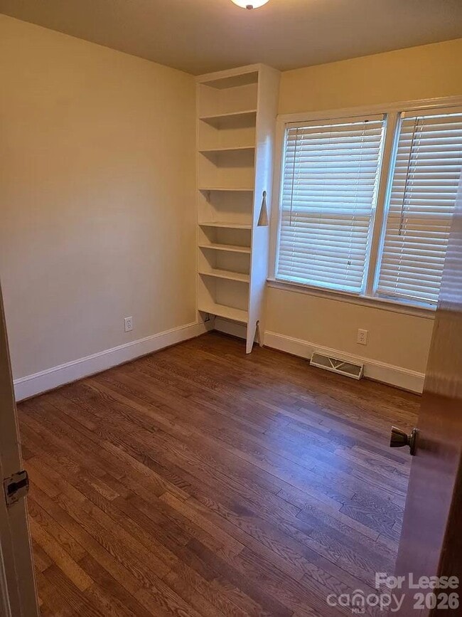 Building Photo - 4520 Holbrook Dr