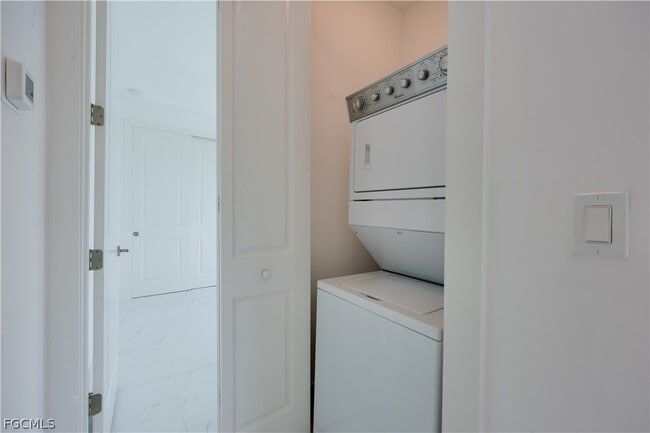 Building Photo - 714 W 12th St