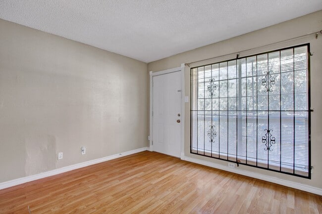 Building Photo - Stylish Two-Story Unit in Macarthur Townhomes with Modern Amenities