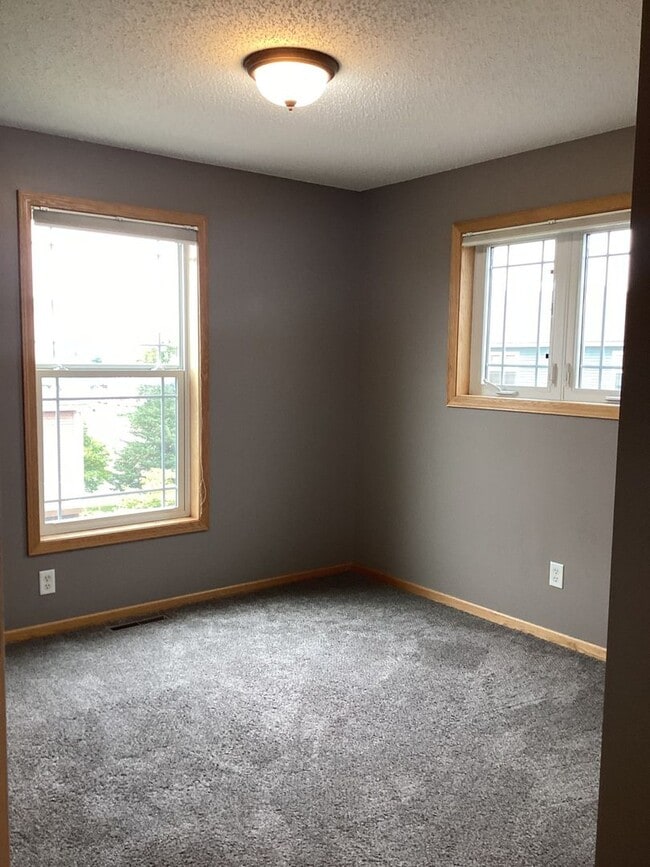 Building Photo - 3BR, 3BA End-Unit Townhome in Ramsey