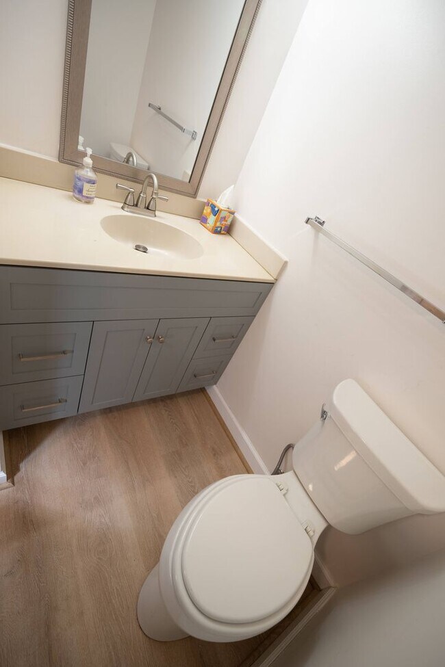 Building Photo - Beautifully Updated 2-Bedroom Condo in Fiv...