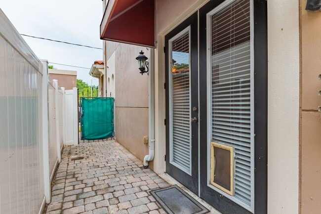 Building Photo - South Tampa 3 Bed / 2 Bath / 1 Car Garage ...