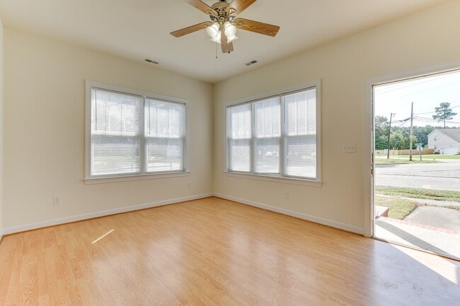 Building Photo - 955 Poquoson Ave