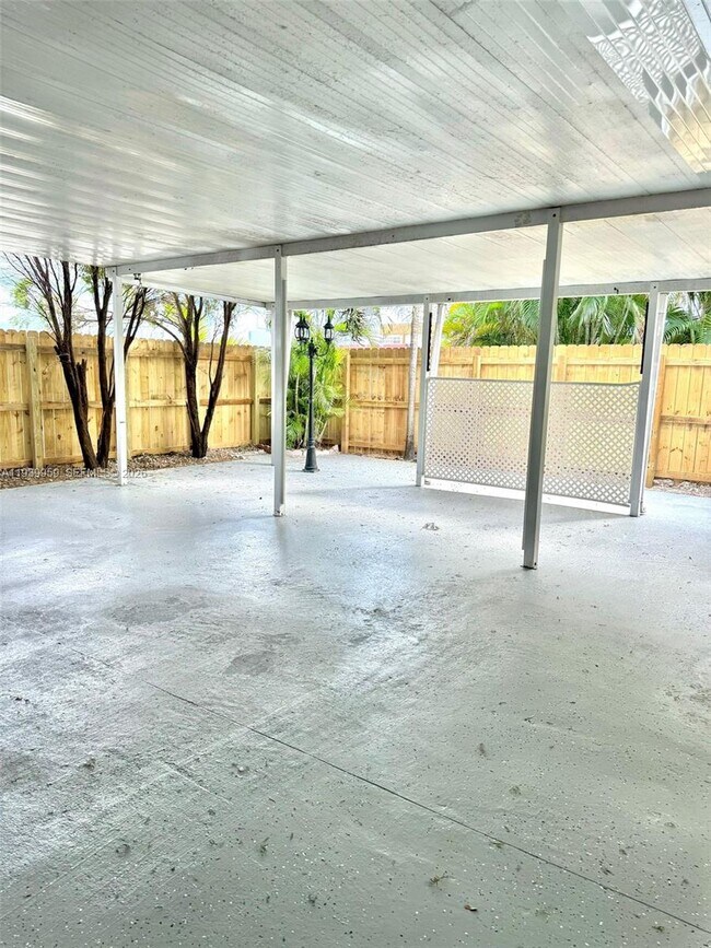 Building Photo - 220 W 68th St