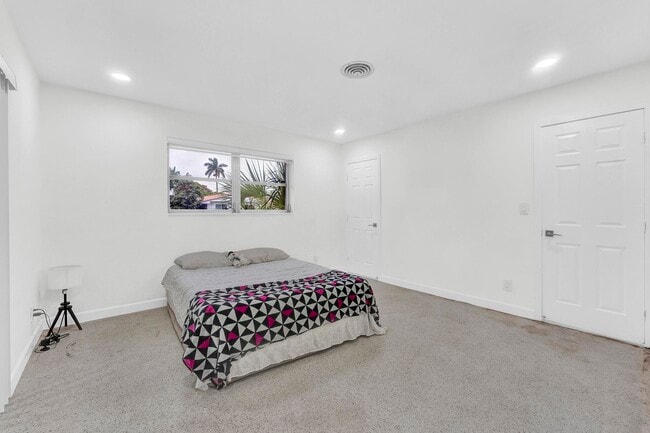 Building Photo - 5921 NE 15th Ave