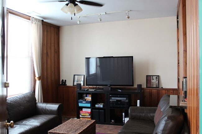 Building Photo - 4243 N Lincoln Ave