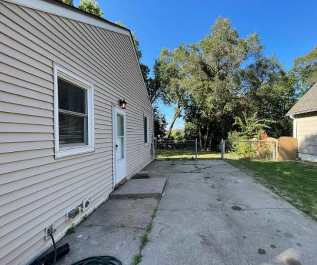 Building Photo - Spacious 2 Bedroom House!