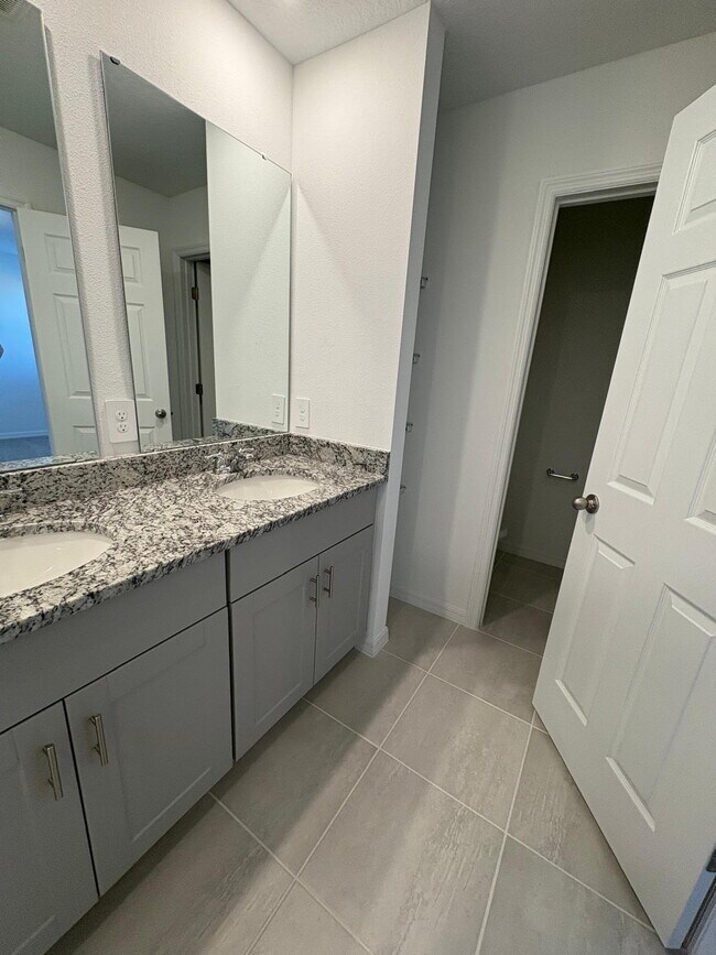 Building Photo - Charming 3-Bedroom Townhome with Private Yard in Clermont