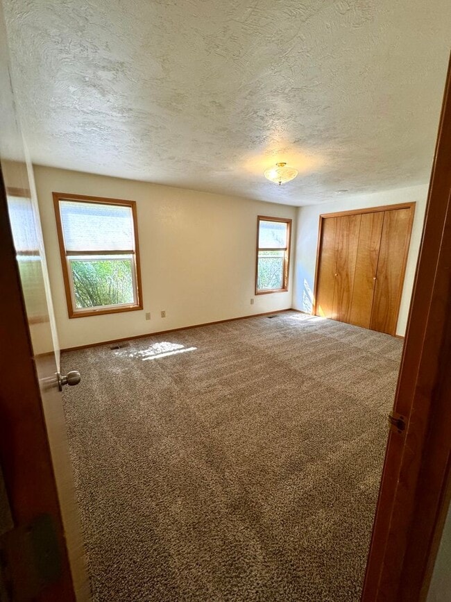 Building Photo - Gorgeous 3 Bed 2 Bath Home Near Shopping and Schools!