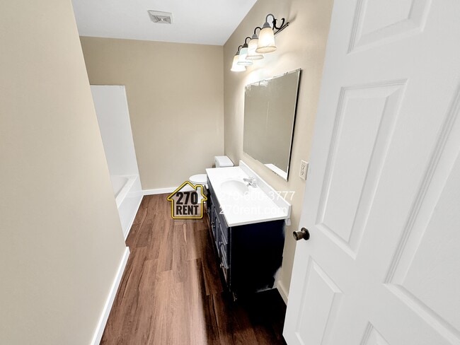 Building Photo - 403 E 7th St