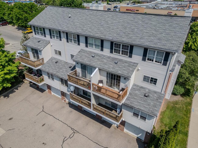 Building Photo - 17034 Farmington Rd