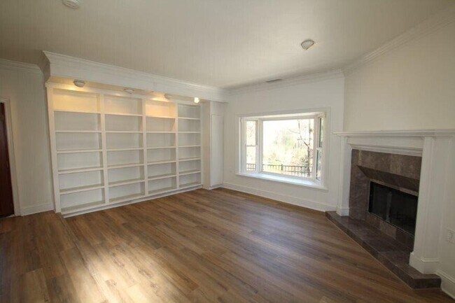 Building Photo - 4104 N Ivy Rd NE