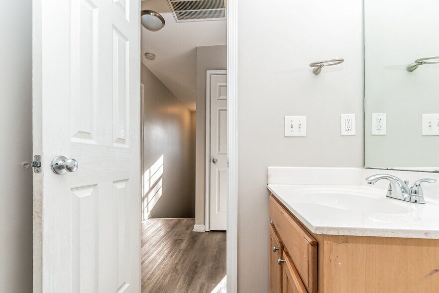 Building Photo - 6021 Herston Rd