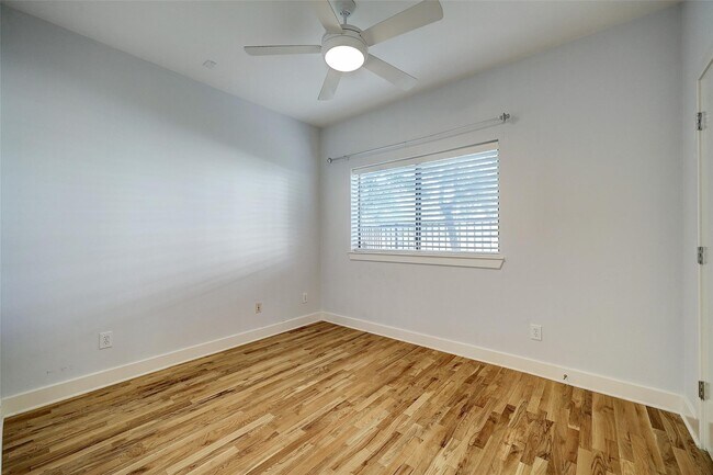 Building Photo - 2202 Bastrop St