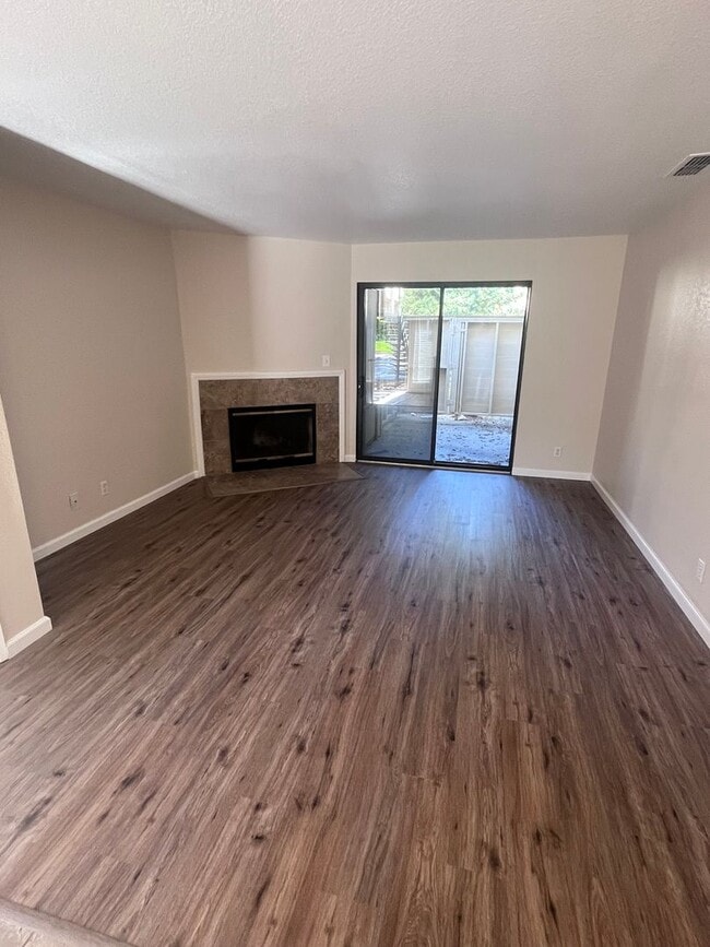 Building Photo - NICE UPDATED CONDO IN ROLLINGWOOD POINTE!!