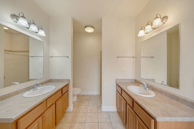 Building Photo - 832 Montclair Dr