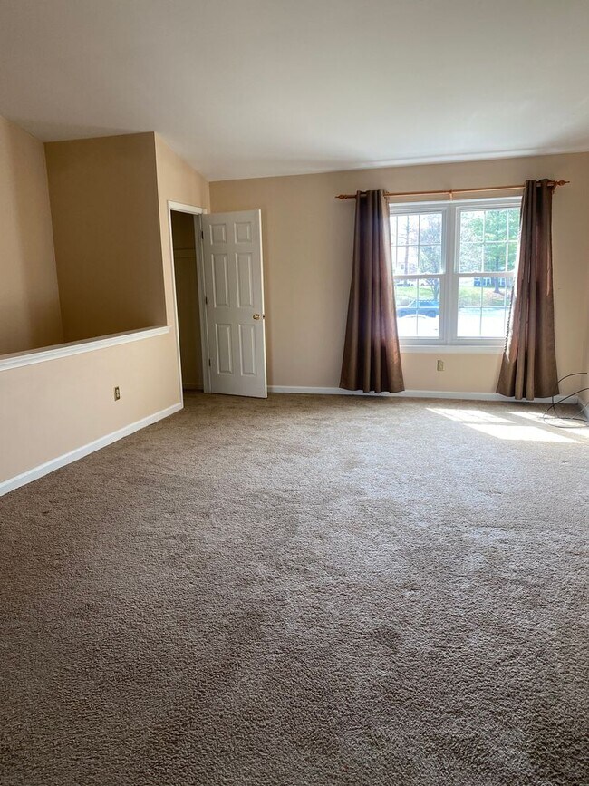 Building Photo - Great ‘Seven Oaks’ Condo