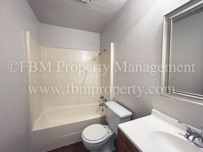 Building Photo - 1603 S Hall St