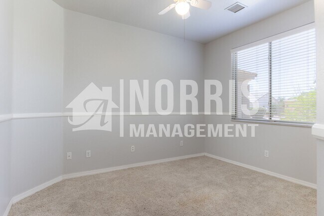 Building Photo - Beautiful Home Located in The Links