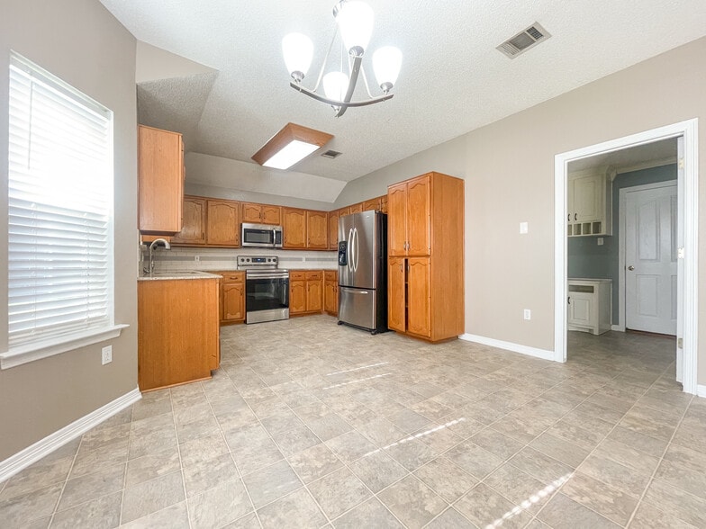 Building Photo - 1029 S Haven