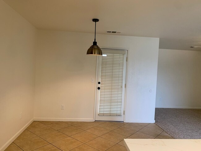 Building Photo - 3 Bedroom, 2 Bath home in North Hanford
