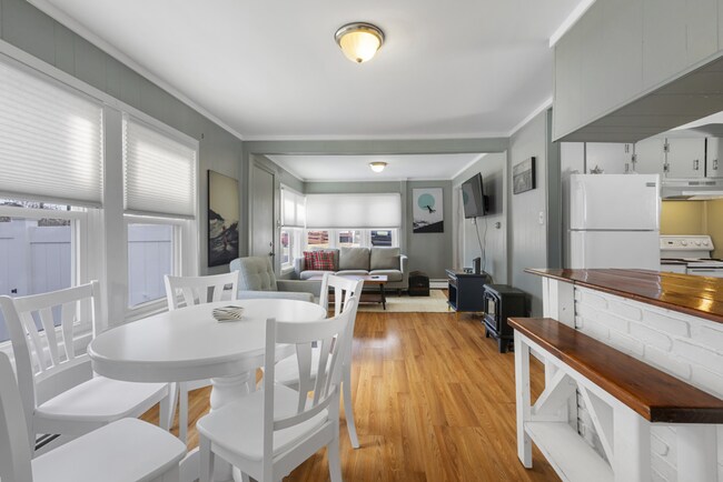 Building Photo - WINTER RENTAL Fully Furnished 2 Bedroom Co...