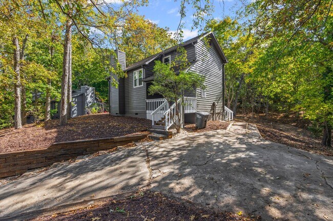 Building Photo - Beautifully updated and freshly painted 3-...