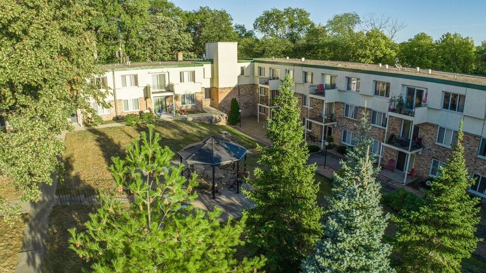 Primary Photo - Parkview Apartments