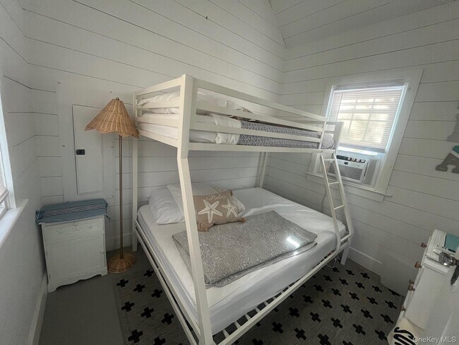 Building Photo - 22 Crescent Ave