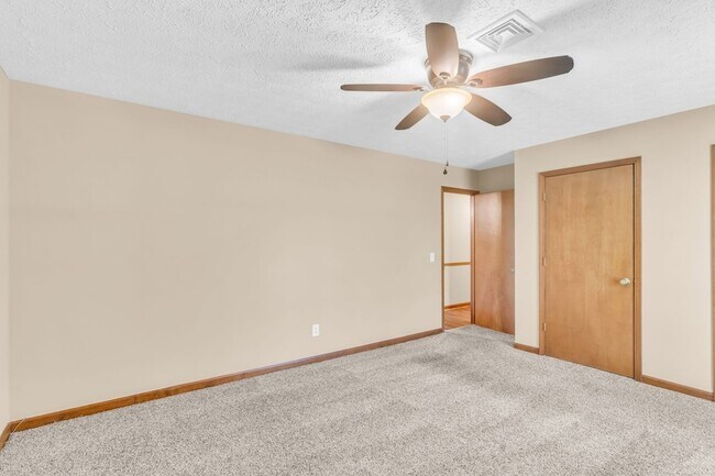 Building Photo - 341 Hickory Dr