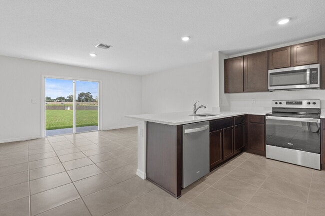 Building Photo - "Spacious 3-Bedroom Townhouse in Ocala with 2.5 Baths and 1505 Sq Ft – Your Perfect Rental Retreat!"