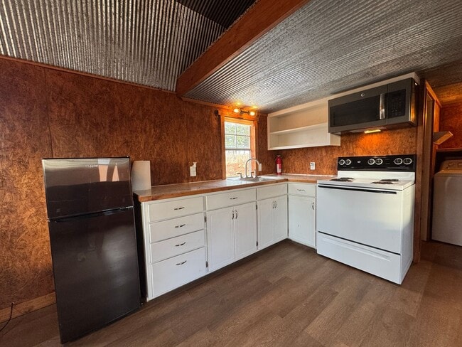 Building Photo - Half Off 1st Month's Rent ! Cozy Tiny Home...
