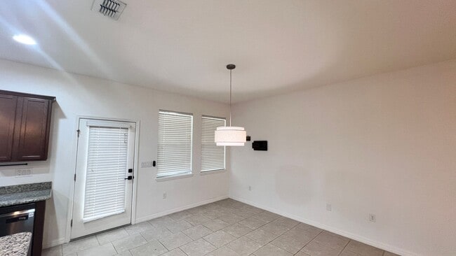 Building Photo - Beautiful Upgraded 3 Bedroom and 2 1/2 Bat...