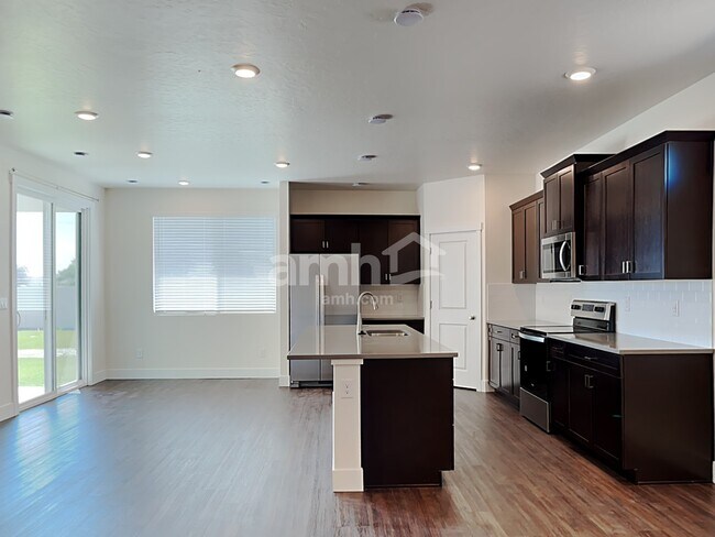 Building Photo - 1317 N Barkvine Ave