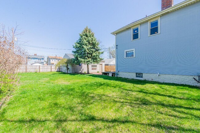 Building Photo - 732 E Mithoff St