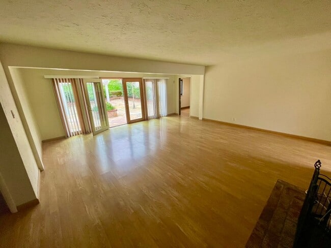 Building Photo - Indoor/outdoor living, spacious 4/2 on a quiet street in Mills Estates