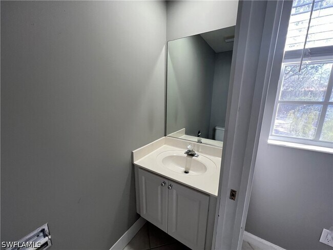 Building Photo - 5365 Cove Cir