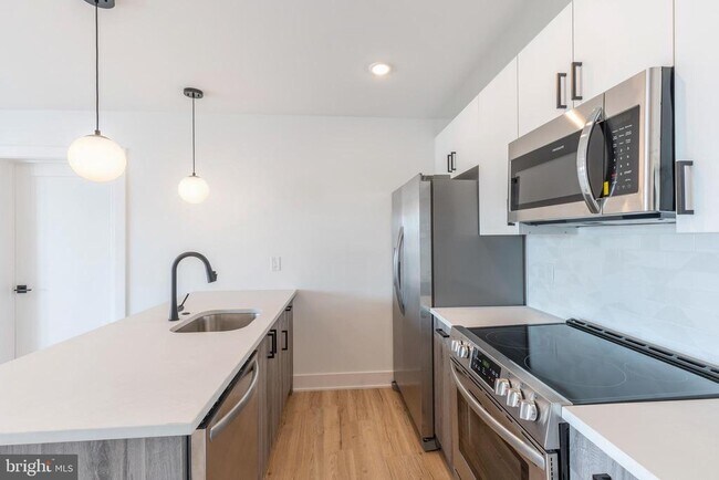Building Photo - 629 W Girard Ave