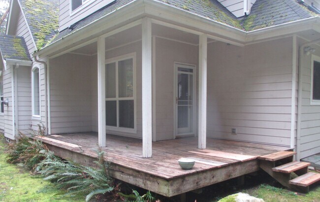 Building Photo - *PENDING APP**$250 Move In Special**Beautiful 3 Bed 3 Bath Home in Gig Harbor