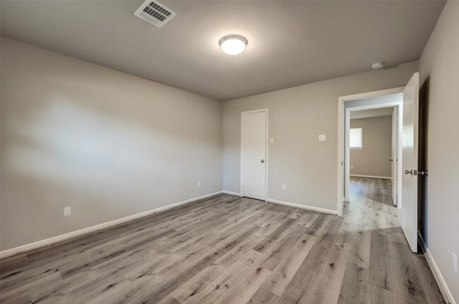 Building Photo - 5451 Loch Lomond Dr